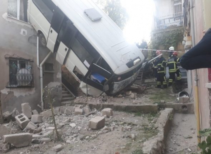 Freni patlayan yolcu minibüsü dehşet saçtı! Çok sayıda yaralılar var