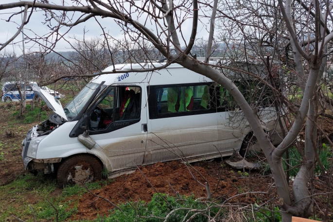 Freni tutmayan okul servisi tarlaya girdi: 5 öğrenci yaralı