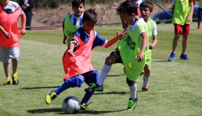 Futbol seçmelerinde çocuklar sahada, veliler dışarıda terledi