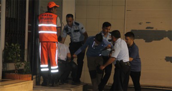 Gazetecileri görünce… Polis suçüstü yakalandı!