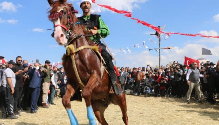 Geleneksel Türk Oyunları programı renkli görüntülere sahne oldu