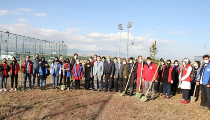 Gençler Atatürk için fidan dikti