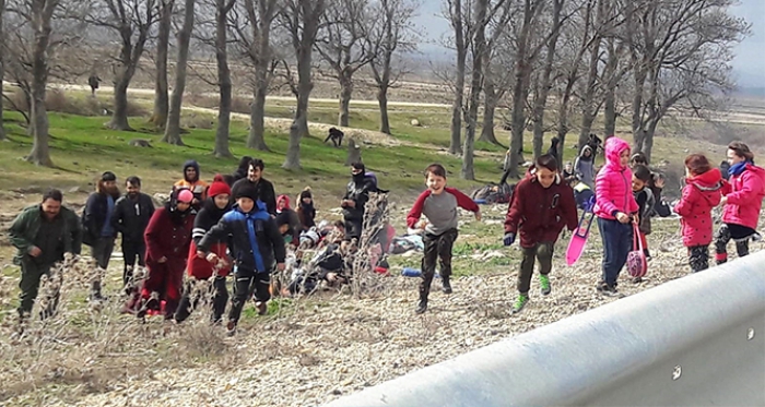 Göçmenler İpsala’dan sınıra doğru ilerliyor