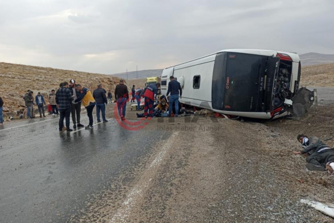 Göçmenleri taşıyan otobüs devrildi, çok sayıda ölü ve yaralı var