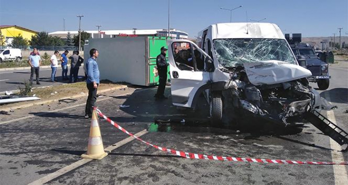 Göreve giden özel harekat polisleri kaza yaptı: 6 yaralı