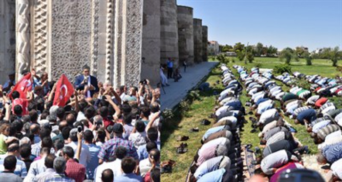 Haberi alan dışarıya koştu: Halk şükür namazı kıldı