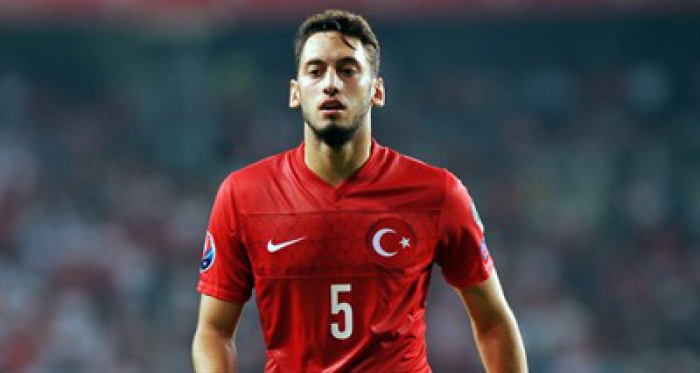 Hakan Çalhanoğlu, futboldan 4 ay men edildi