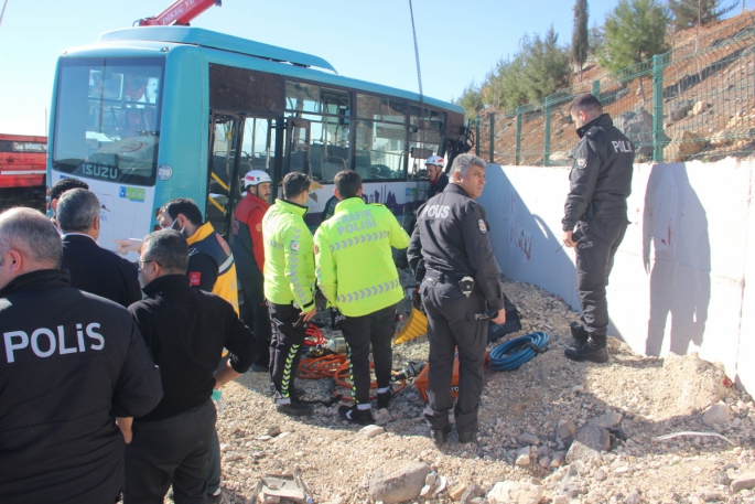 Halk otobüsü AFAD aracı ile çarpıştı: 1 ölü, 3 yaralı