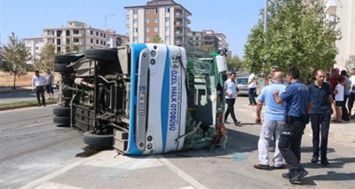 Halk otobüsü ile ticari taksi çarpıştı: 18 yaralı