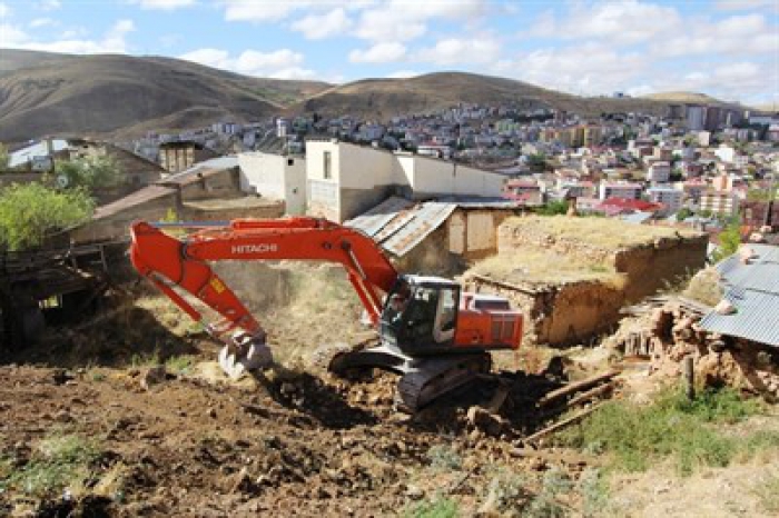 Harabe binaların yıkım çalışmaları devam ediyor