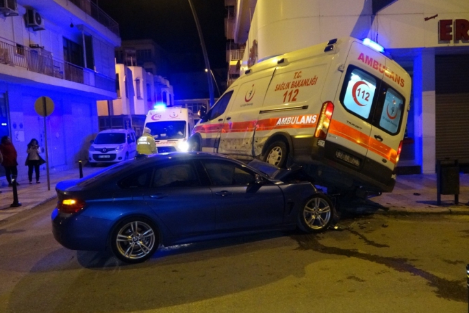 Hasta ihbarına giden ambulans otomobille çarpıştı: 5 yaralı