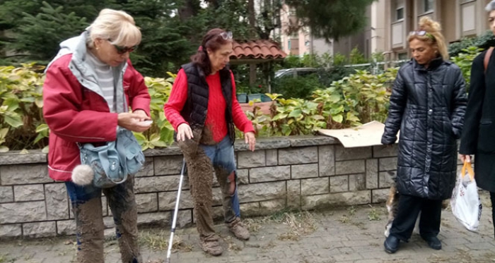 Hastaneye giderken beton dolu çukura düştüler