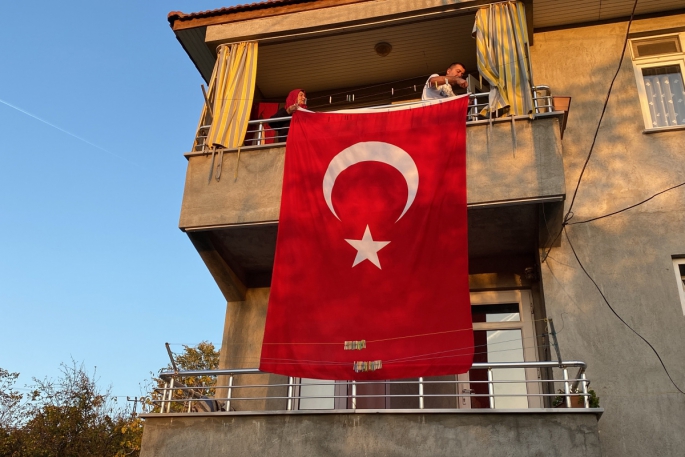 Hayatını kaybeden madencinin evine Türk bayrağı asıldı