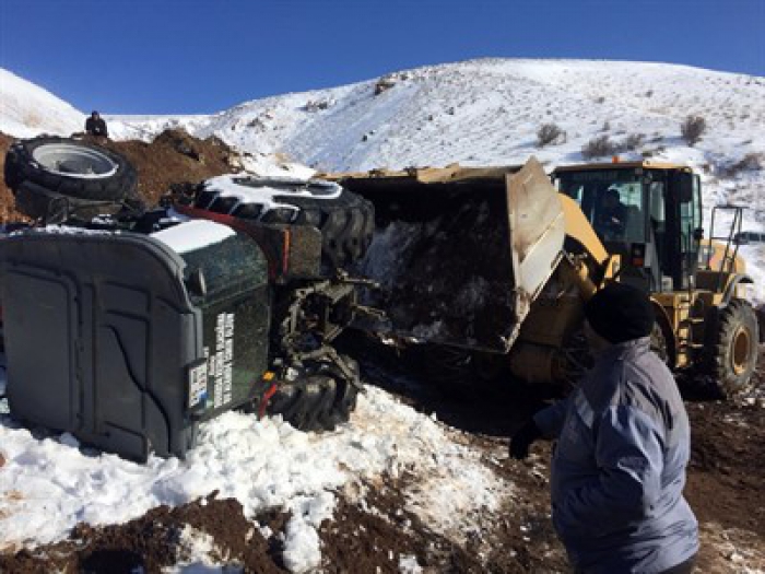 Horasan’da traktör devrildi: 3 yaralı