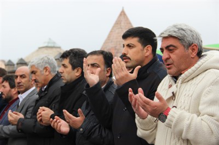 İdlib’de hayatını kaybedenler için gıyabi cenaze namazı kılındı