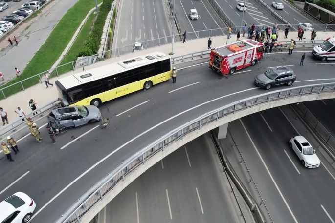 İETT otobüsü araçlara çarpa çarpa ilerledi: 12 yaralı