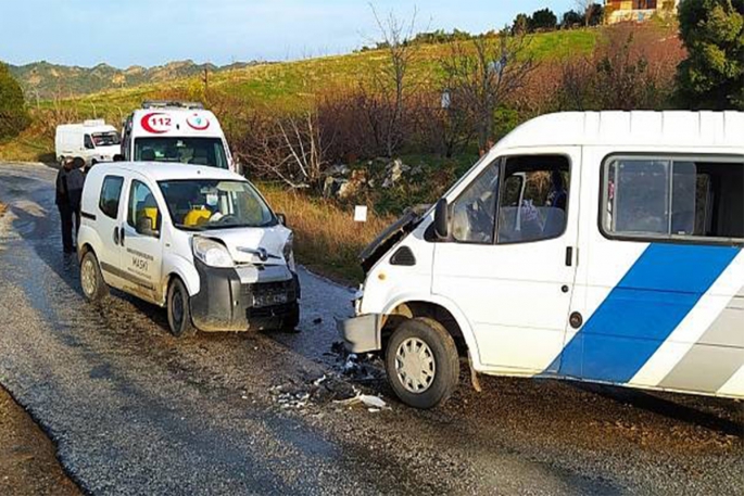 İki araç kafa kafaya çarpıştı: 5 yaralı