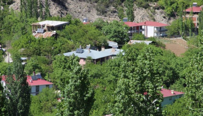 İki dağın arasında kalan köyü emekleriyle cennete çevirdiler