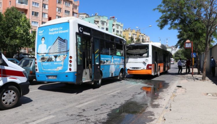 İki halk otobüsü çarpıştı: 7 yaralı