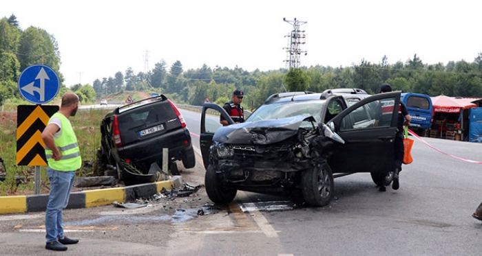 İki otomobil kavşakta çarpıştı: 5 yaralı