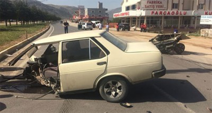 İkiye bölünen otomobilden sağ çıktılar…