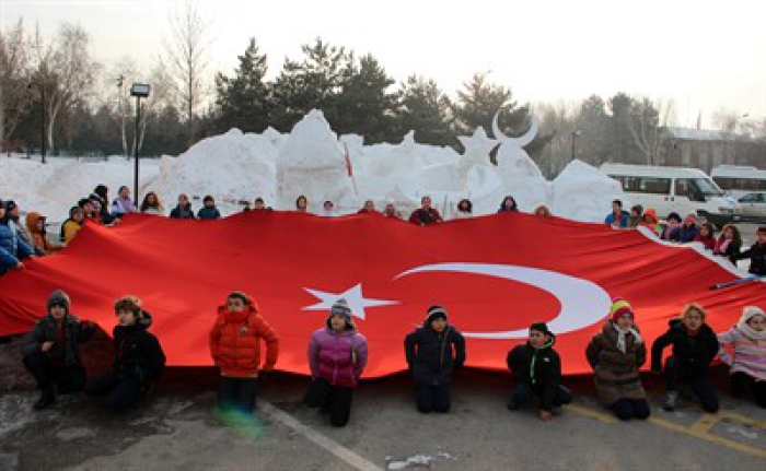 İlköğretim öğrencileri Sarıkamış Şehitlerinin kardan heykellerini yaptı