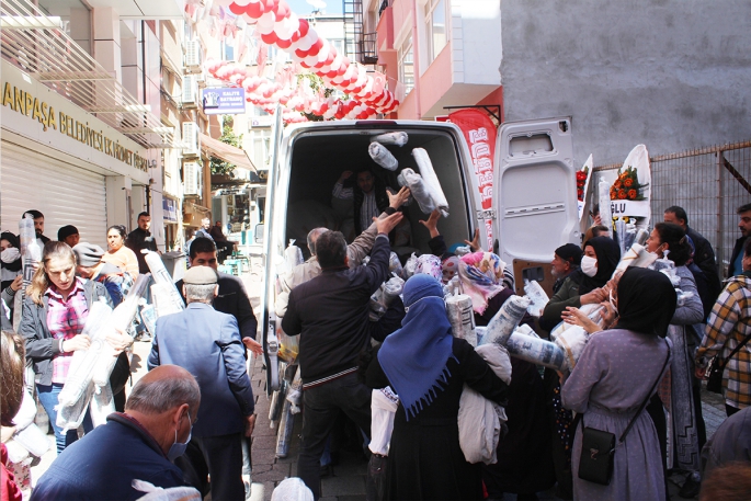 İndirim izdihamı: Birbirleriyle yarıştılar