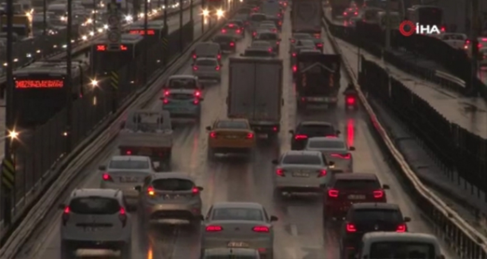 İstanbul’da yağmur trafiği felç etti