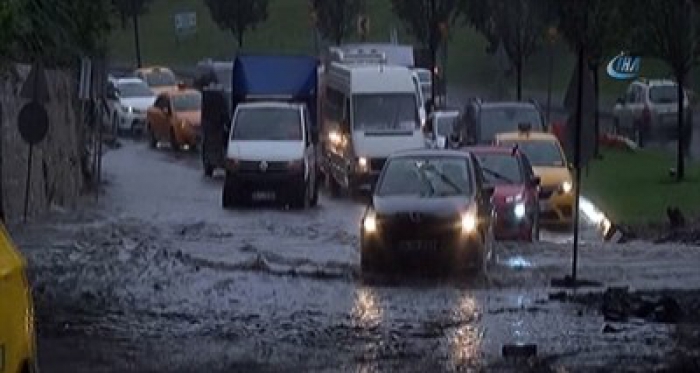 İstanbul'da yollar göle döndü!