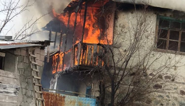 İtfaiye ekipleri yangında mahsur kalan yaşlı çifti kurtardı