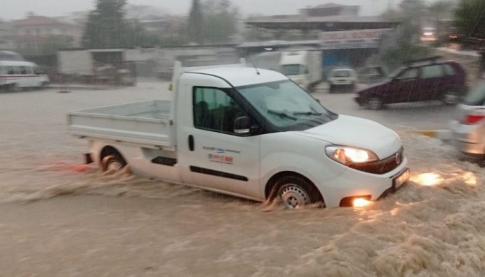 İzmir’i sağanak vurdu: Urla’da sokaklar göle döndü