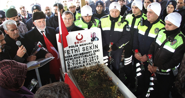 İzmir Kahramanı Şehit Fethi Sekin için kabri başında anma töreni