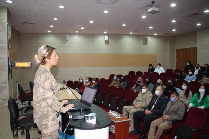 Jandarmadan Üniversite öğrencilerine KADES semineri