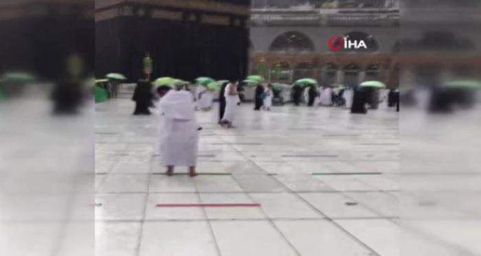 Kabe’de sağanak yağışa rağmen tavaf devam etti