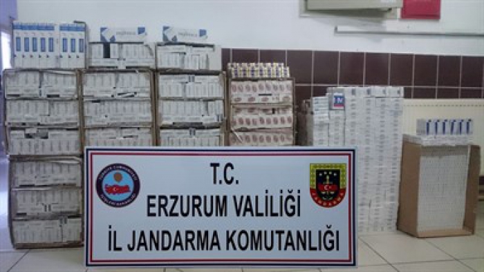 Kaçak sigaraları toprağa gömmeye çalışan şüpheliler suçüstü yakalandı