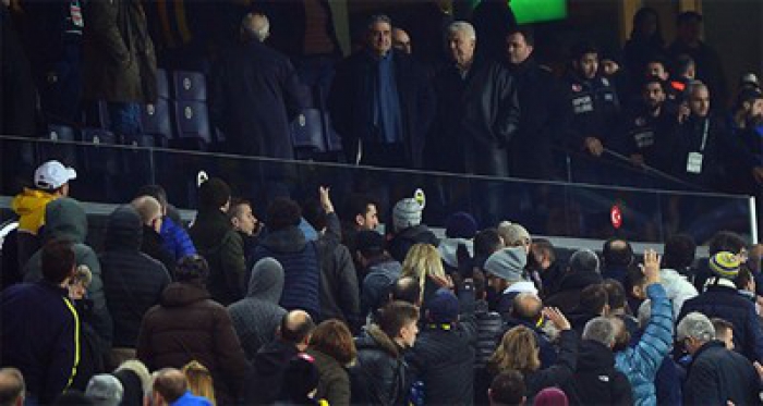 Kadıköy'de gerginlik!Taraftarlar tartıştı…