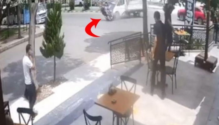 Kamyonete çarpan motosikletin sürücüsü metrelerce havalandı