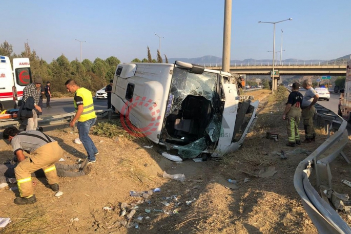 Kanser tedavisi gören hastaları taşıyan midibüs devrildi: 9 yaralı