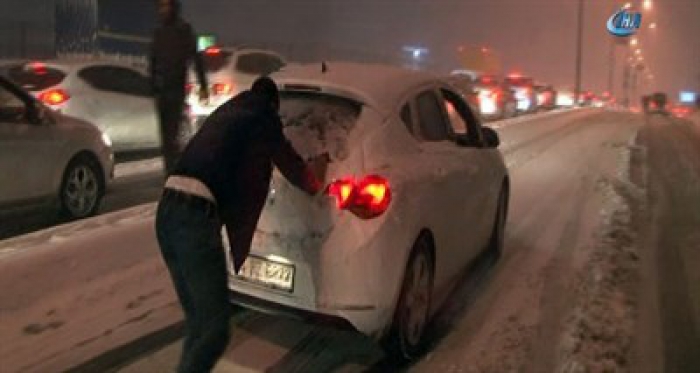 Kar İstanbullular için çileye döndüştü