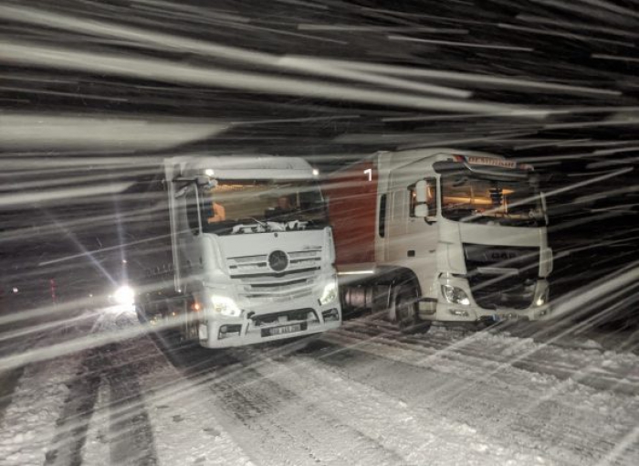 Kar ve tipi nedeniyle yol kapandı, tırlar yolda mahsur kaldı