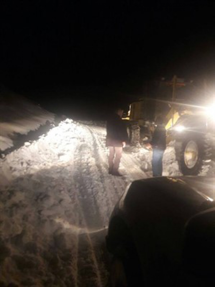 Kar ve tipiden kapanan yollar Kırsal Hizmetler Daire Başkanlığı ekiplerince açılıyor