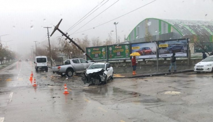 Kar yağışı kazaları beraberinde getirdi, kaygan yolda iki araç birbirine girdi: 2 yaralı