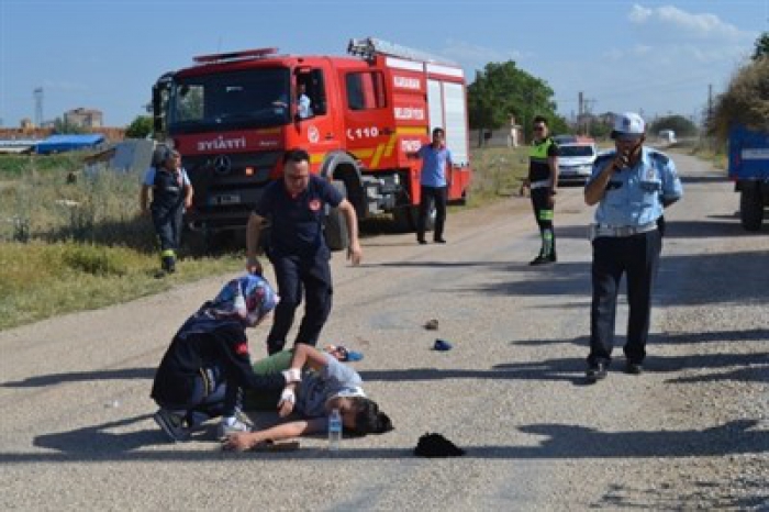 Karısını ve iki çocuğunu römorkta yüklü olan otların üzerine oturtmuştu… Şoka girdi!