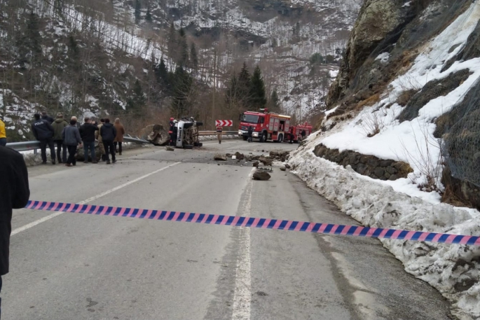 Kaya parçası yoldan geçen aracın üzerine düştü: 4 ölü