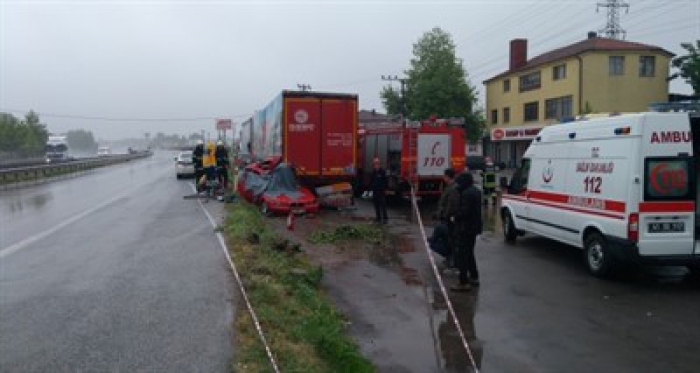 Kayganlaşan yolda direksiyon hakimiyetini kaybetti: 1 ölü, 1 yaralı