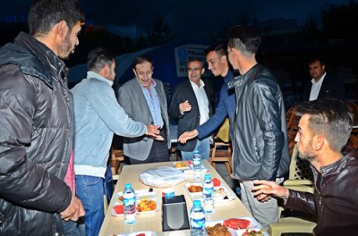 Kaymakam Yavuz ve Başkan Bulutlar vatandaşlarla birlikte iftar yaptı