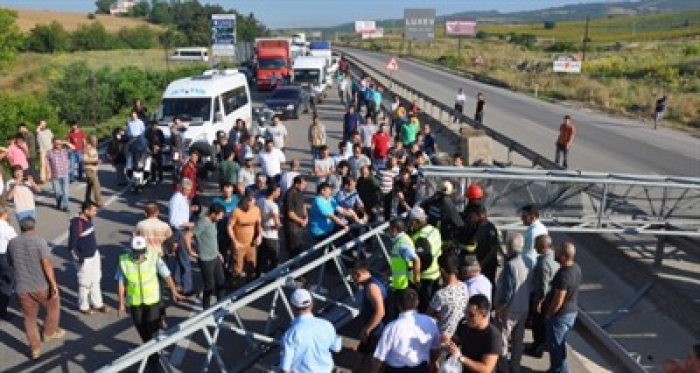 Kaza Nedeniyle Yol Trafiğe Kapandı…