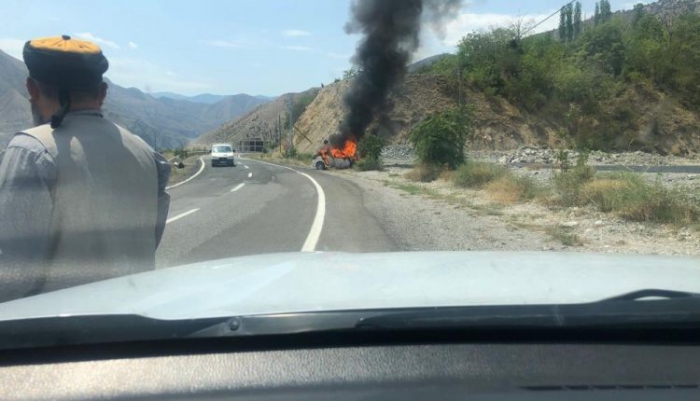 Kaza sonrası alev topuna dönen otomobil korku dolu anlar yaşattı