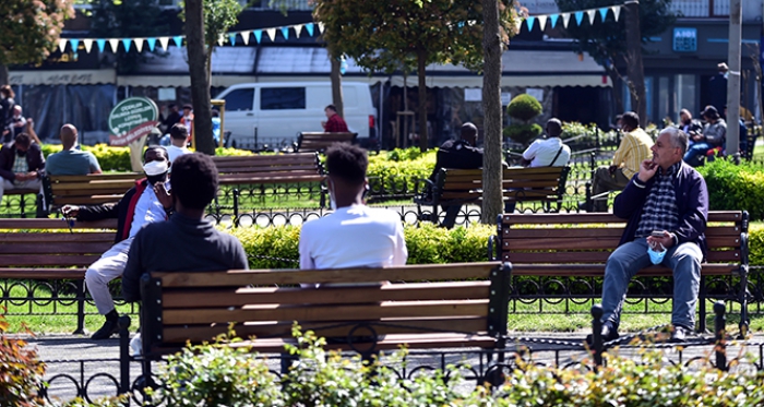 Kısıtlamaya uymayanlar parkları doldurdu