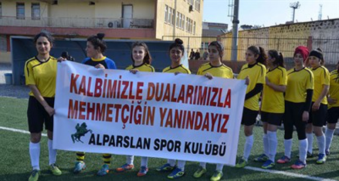 Kız futbolculardan Mehmetçiğe asker selamı